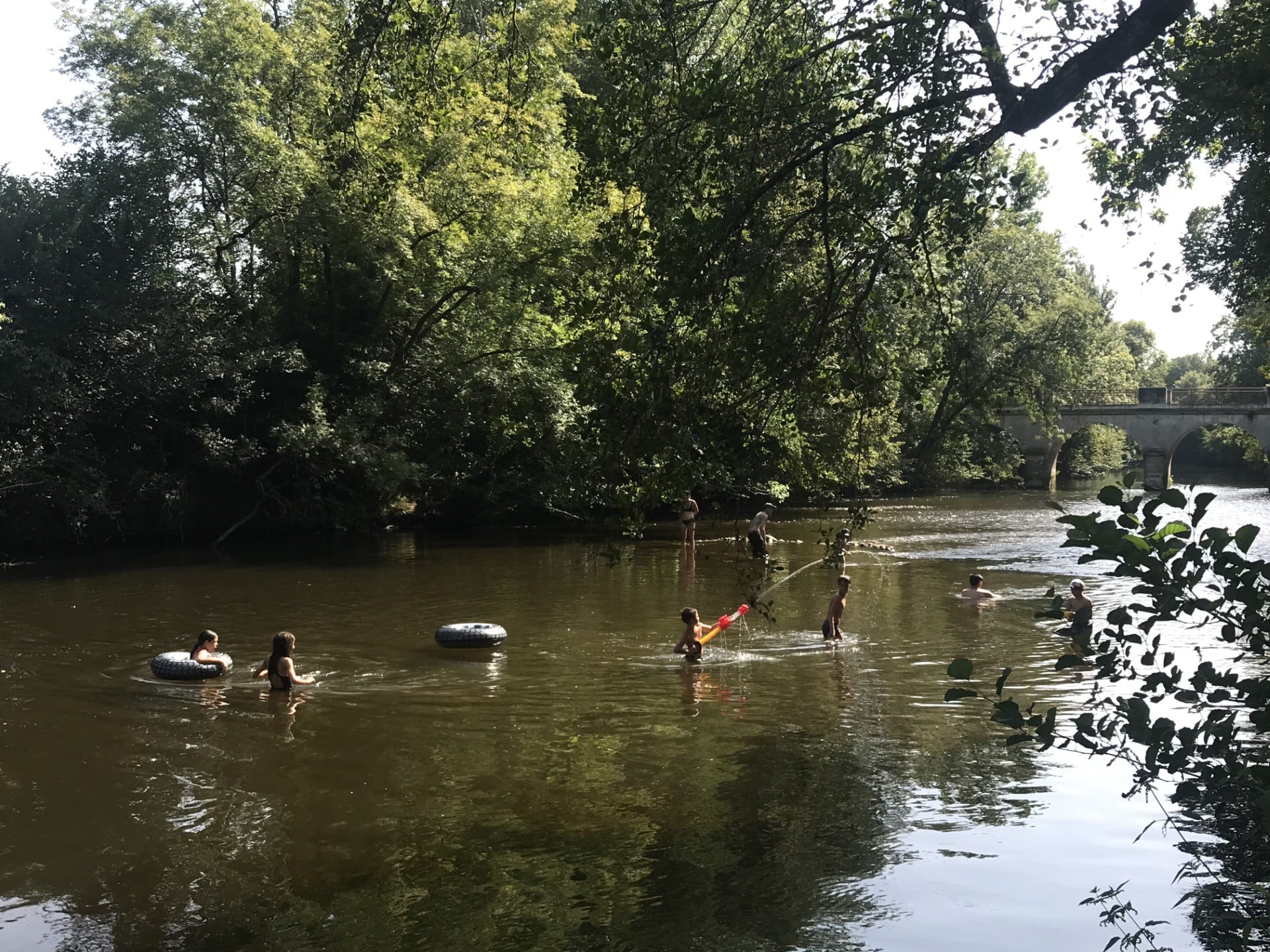 enfant dans la riviere